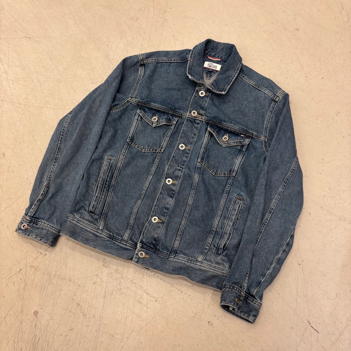 타미힐피거 스펠 패치 트러커 데님 자켓 상품이미지2
