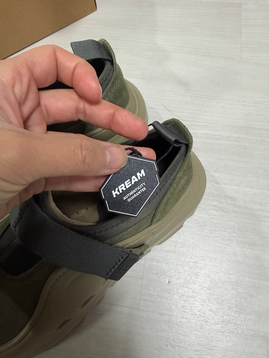 어그 피크모드 로우컷 다크올리브 모스그린  상품이미지3