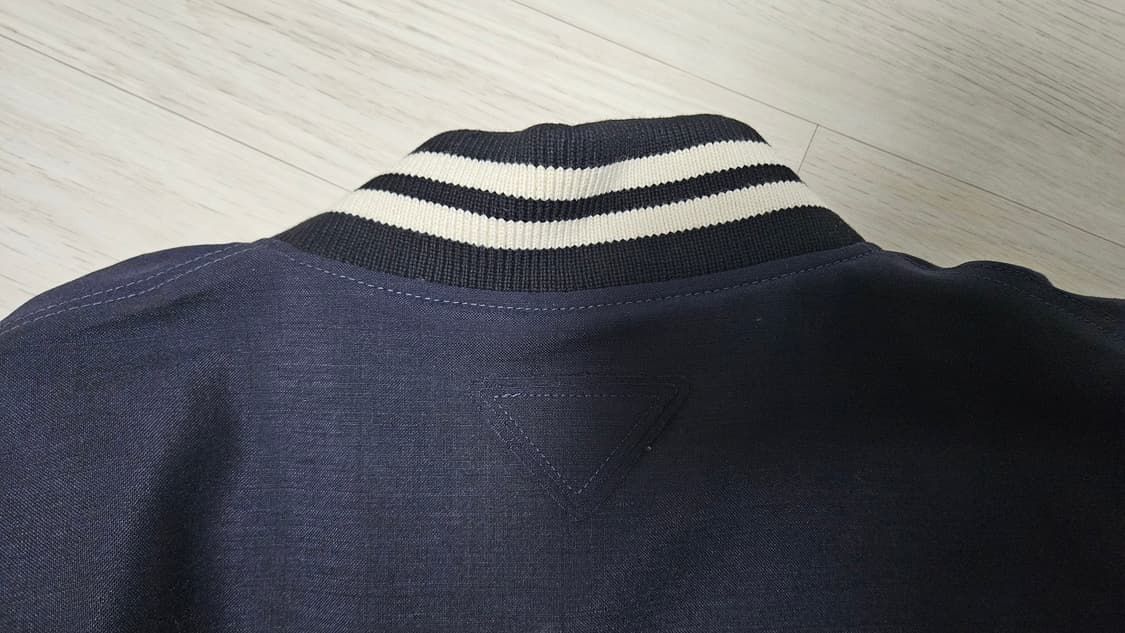 [S] 24FW 프라다 모헤어 울 봄버 바시티 자켓 패치 네이비 상품이미지4