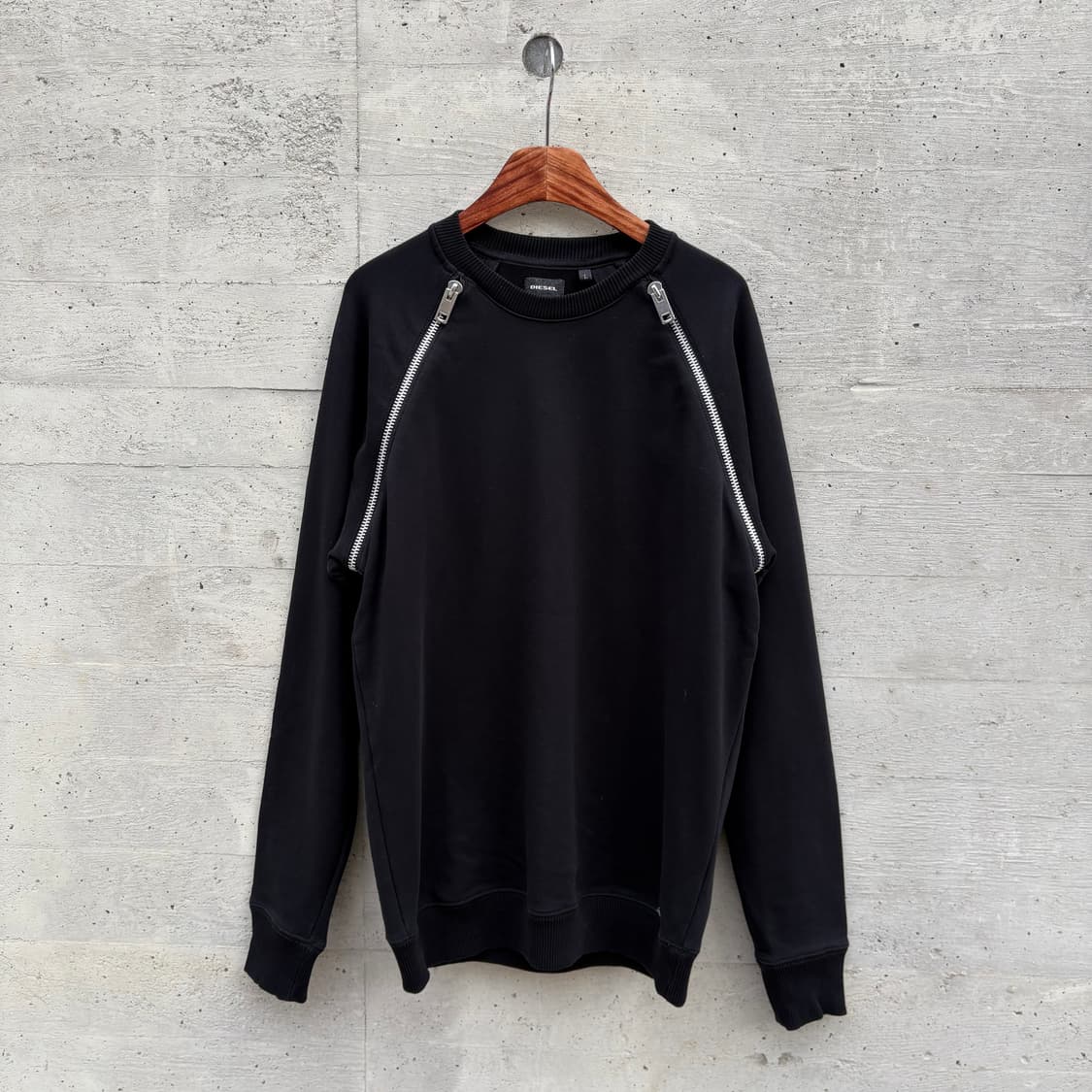 디젤 숄더 사이드 지퍼 스웻셔츠 상품이미지1