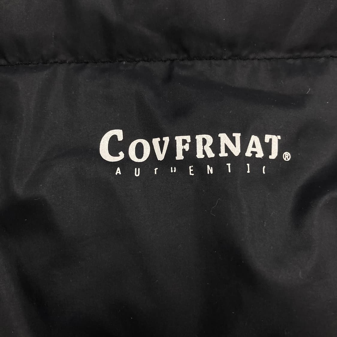 커버낫 블랙 컬러 스몰 로고 푸퍼 패딩 상품이미지2