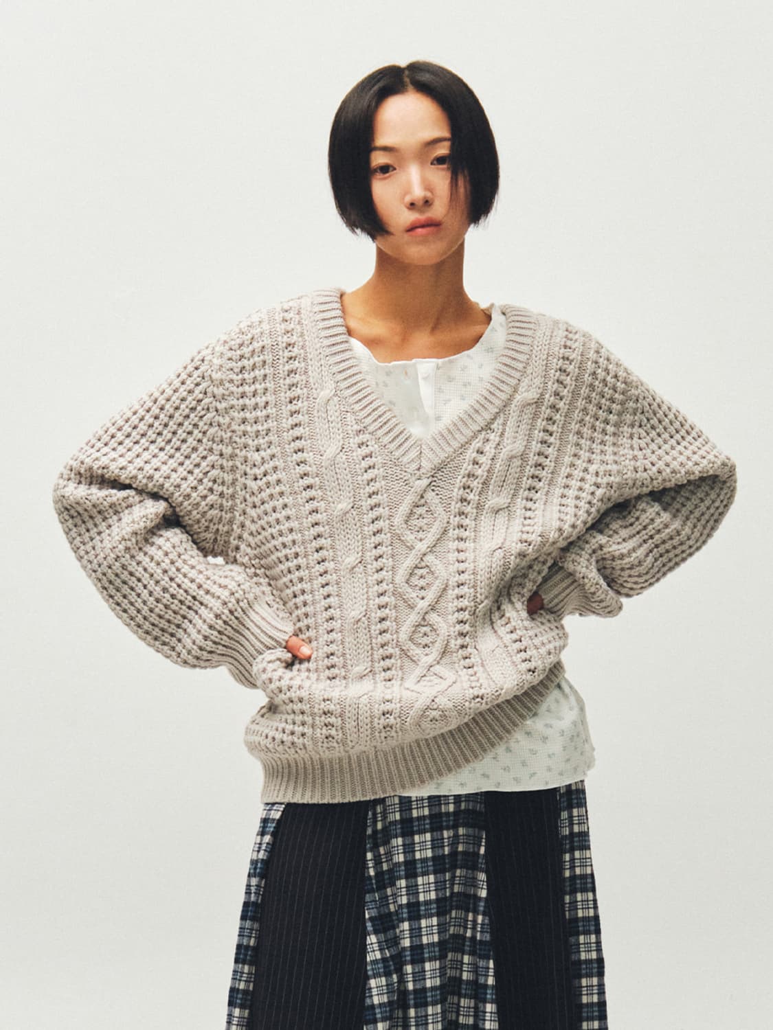 CABLE FISHERMAN V-NECK KNIT, LIGHT GRAY 상품이미지3