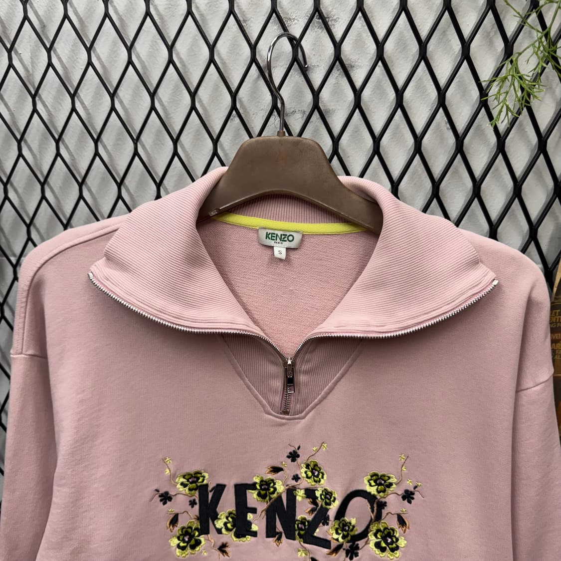 겐조 하프 집업 맨투맨 전면 플로럴 레터링 로고 포인트 핑크 상품이미지3