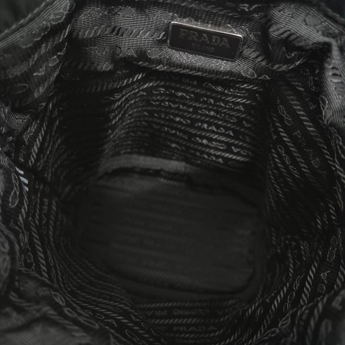 프라다 나일론 버킷 파우치 블랙 (1NS369) 상품이미지9