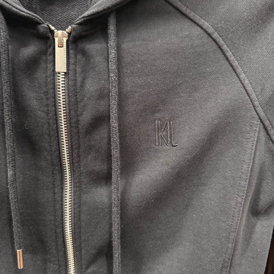 칼 라거펠트 후드집업 KL로고 자수 디테일 슬림핏 블랙 상품이미지6