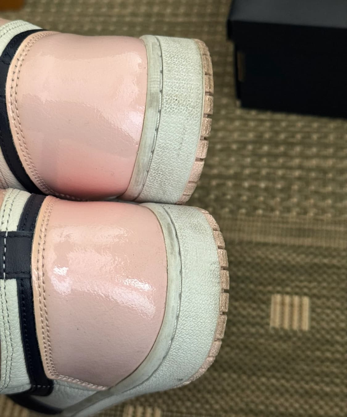 나이키 조던 1 레트로 하이 OG 애트모스피어 버블검 255 상품이미지3