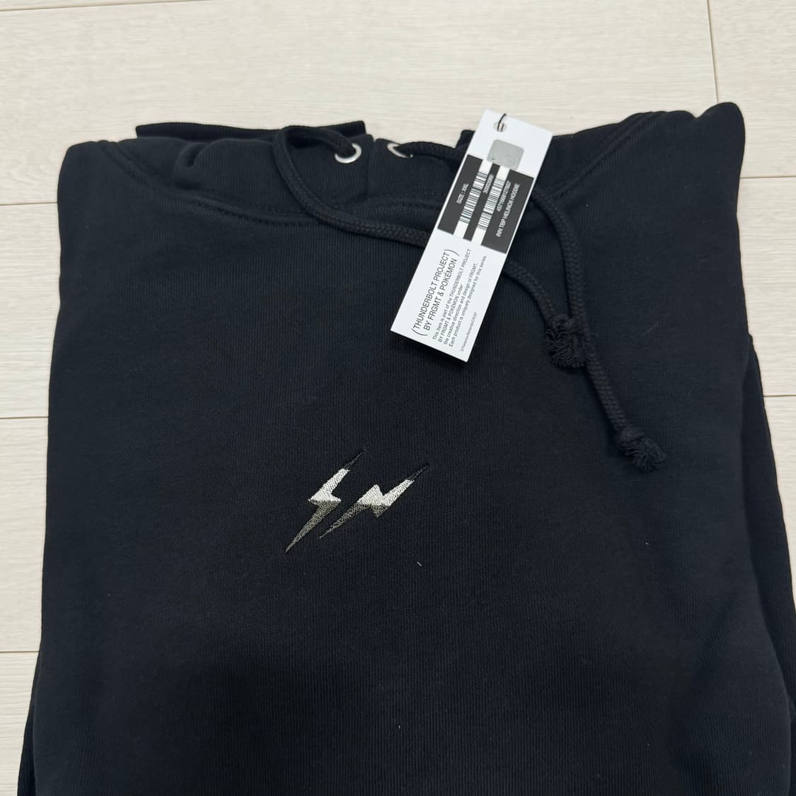 헬리녹스 프라그먼트 포켓몬 INN 썬더볼트 후드티 상품이미지1