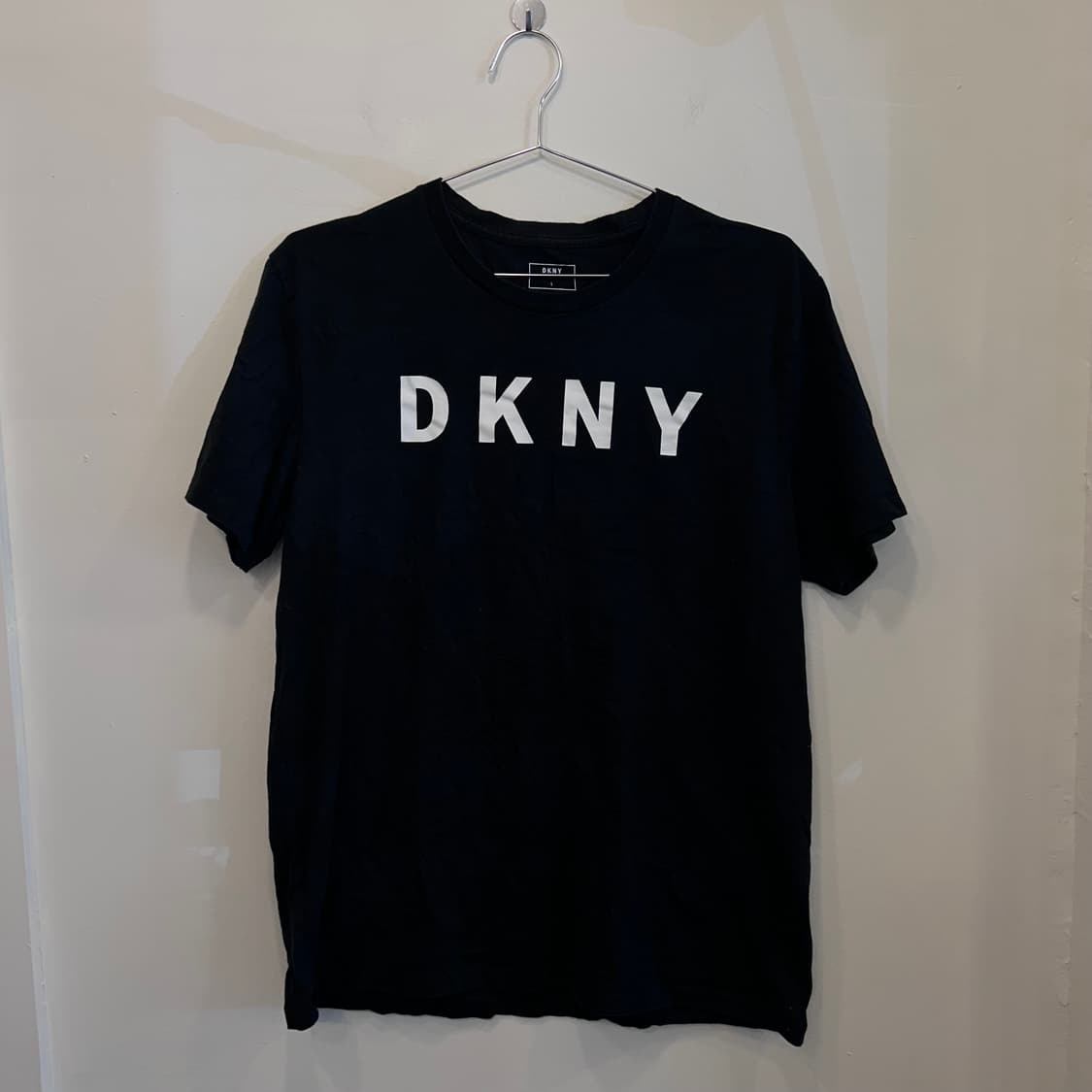 DKNY 여성 빅 나염 로고 반팔티 상품이미지2