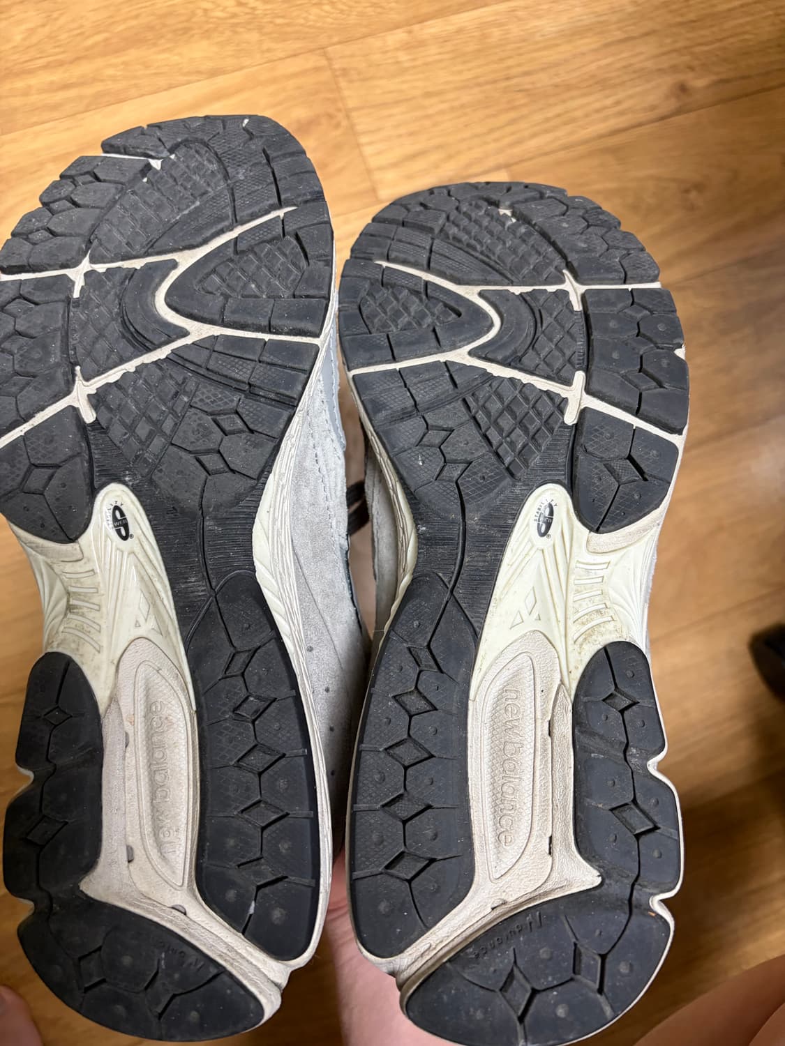 뉴발란스 2002R 그레이 상품이미지1