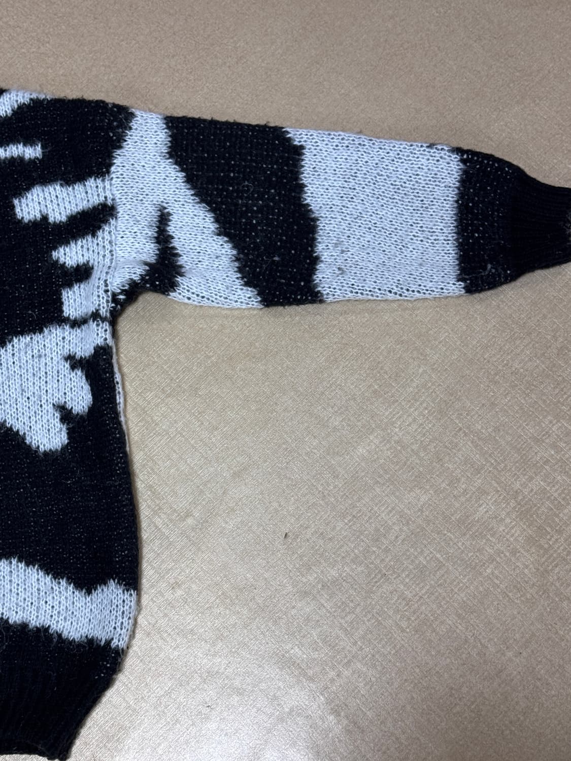 얼룩무늬 오버핏 니트 상품이미지3