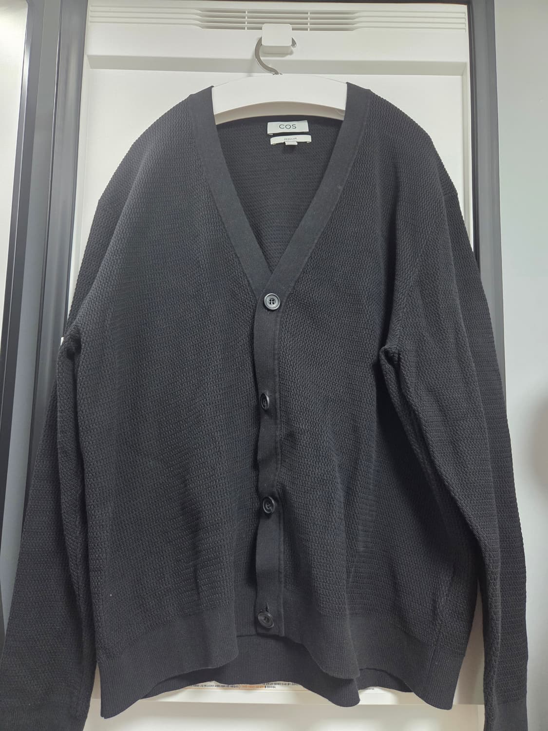 cos 코스 텍스처드 니트 코튼 브이넥 가디건 블랙 상품이미지2
