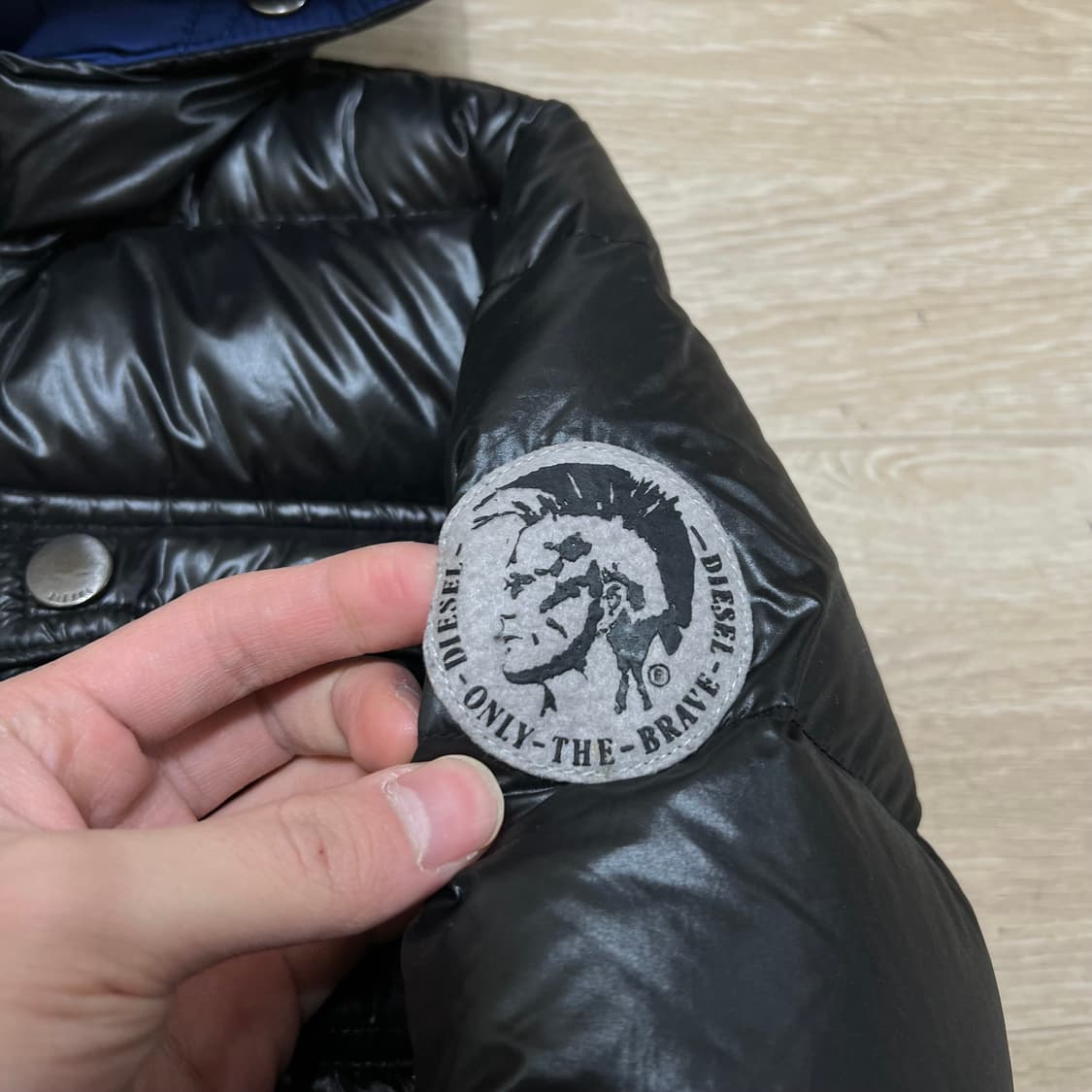 디젤 키즈 로고 패치 유광 후드 패딩 점퍼 [블랙] 6세 상품이미지4