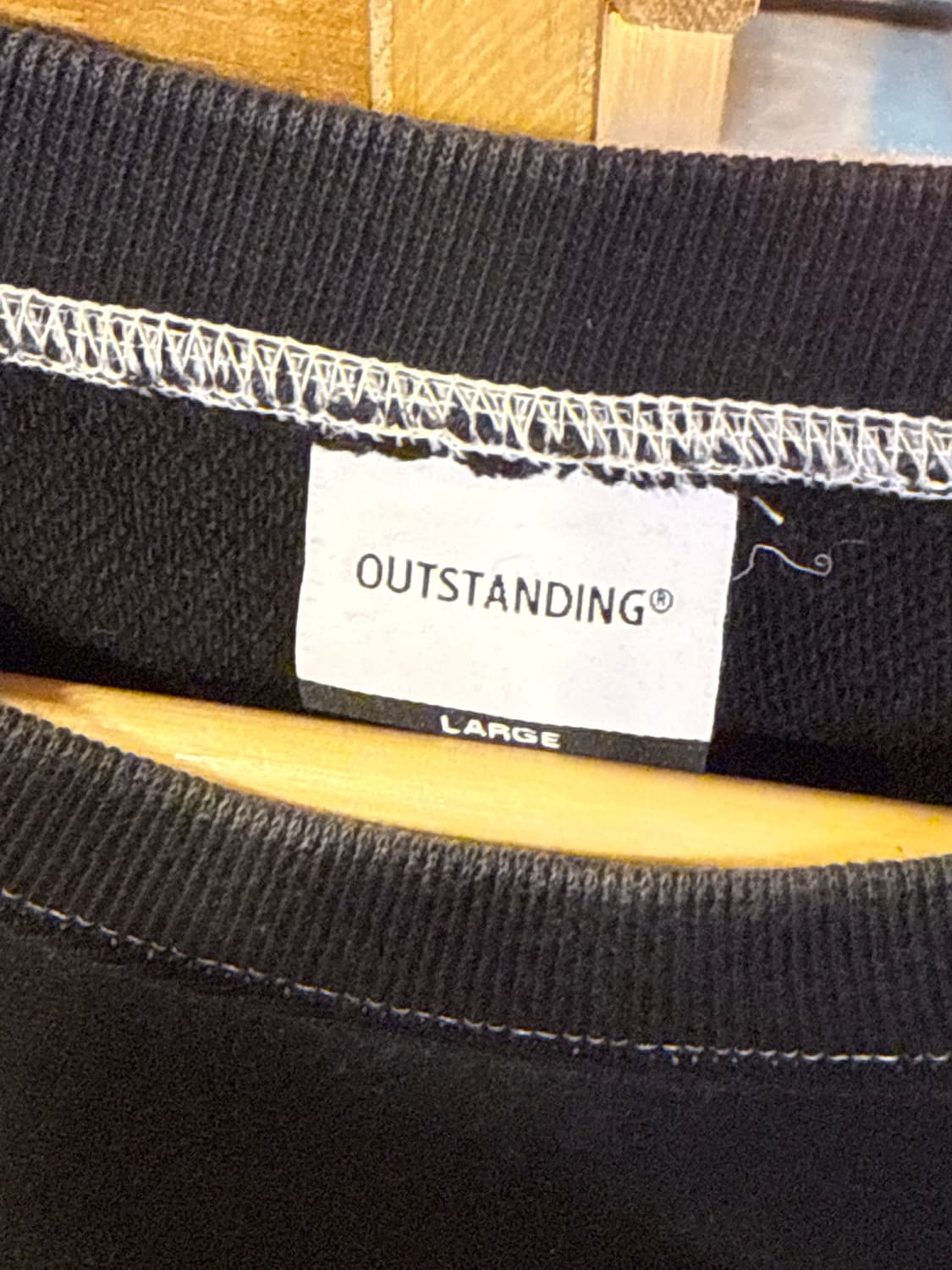 아웃스탠딩 블랙 맨투맨 상품이미지2