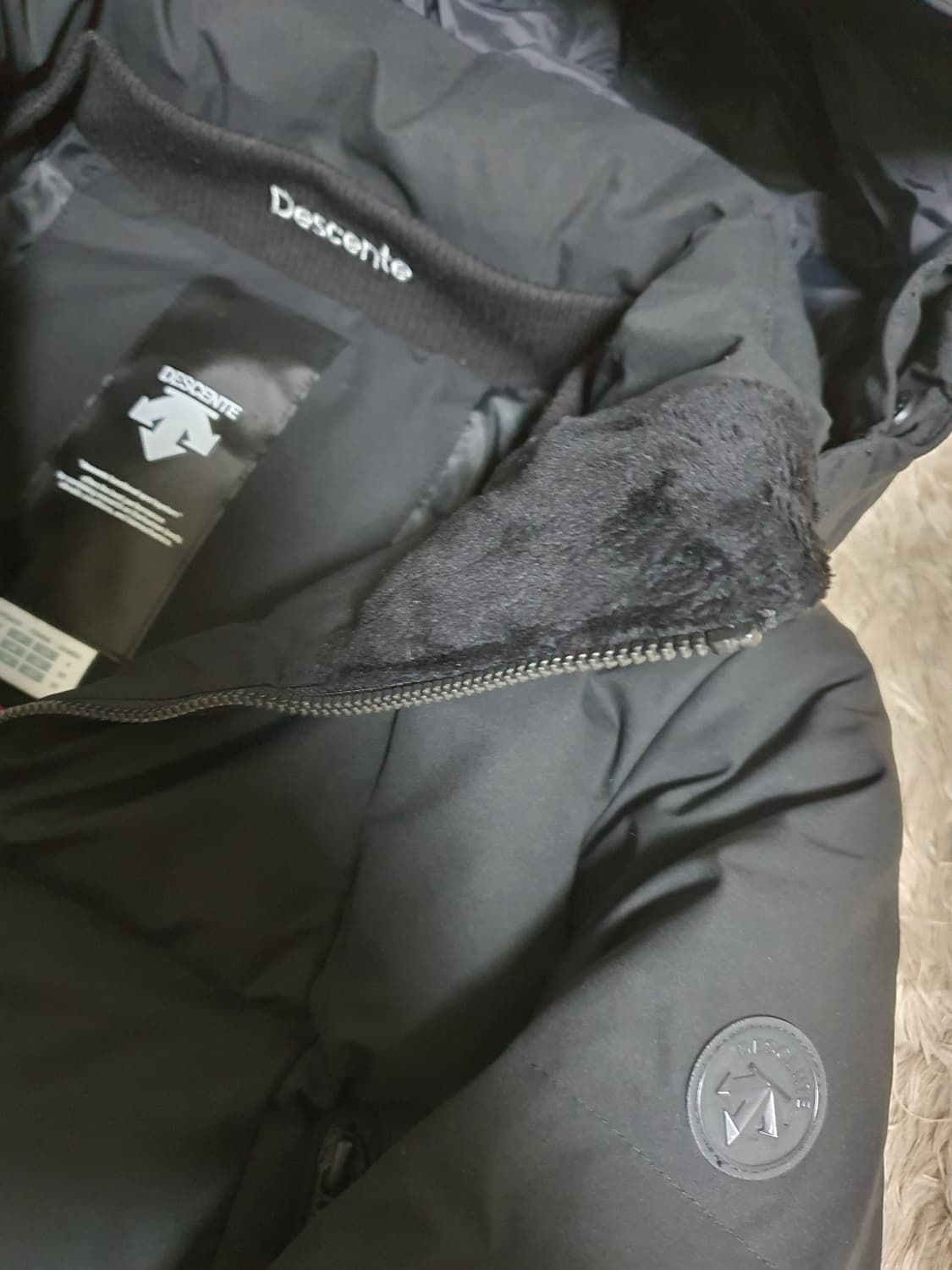 데상트 미드롱 다운 패딩  상태좋고깨끗해요 사이즈 90 상품이미지3