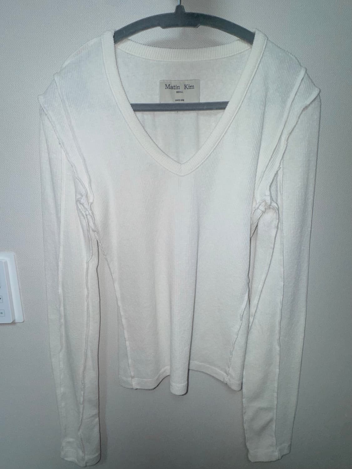 STITCH V NECK SLIM TOP 상품이미지1