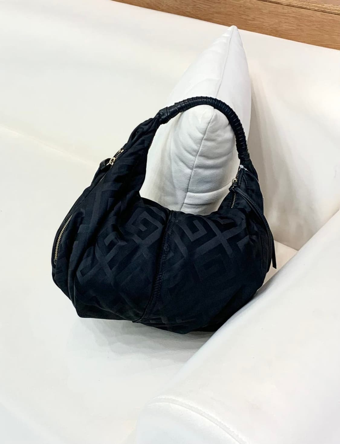 지방시 로고 패턴 호보백 (정품) 상품이미지1