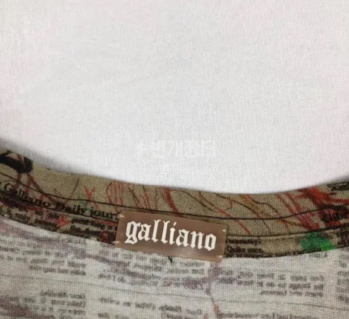 존갈리아노 뉴스페이퍼 브이넥 반팔티 상품이미지3