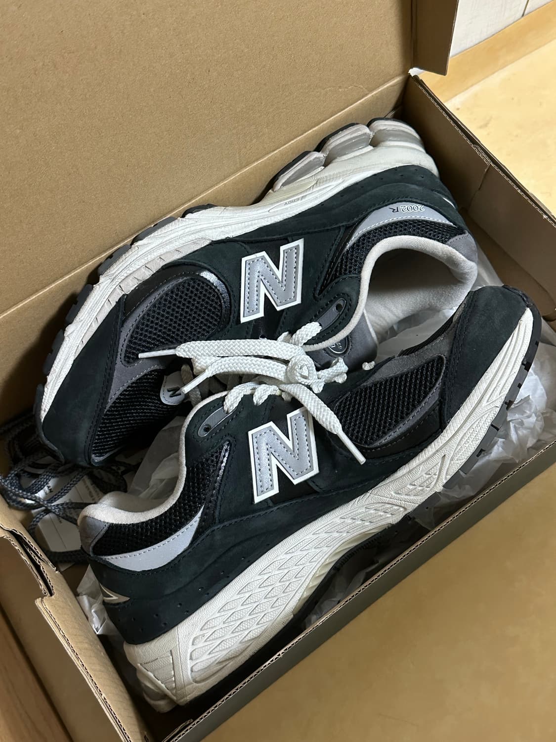 뉴발란스 2002R 프리미엄 빈티지 블랙 275 상품이미지2