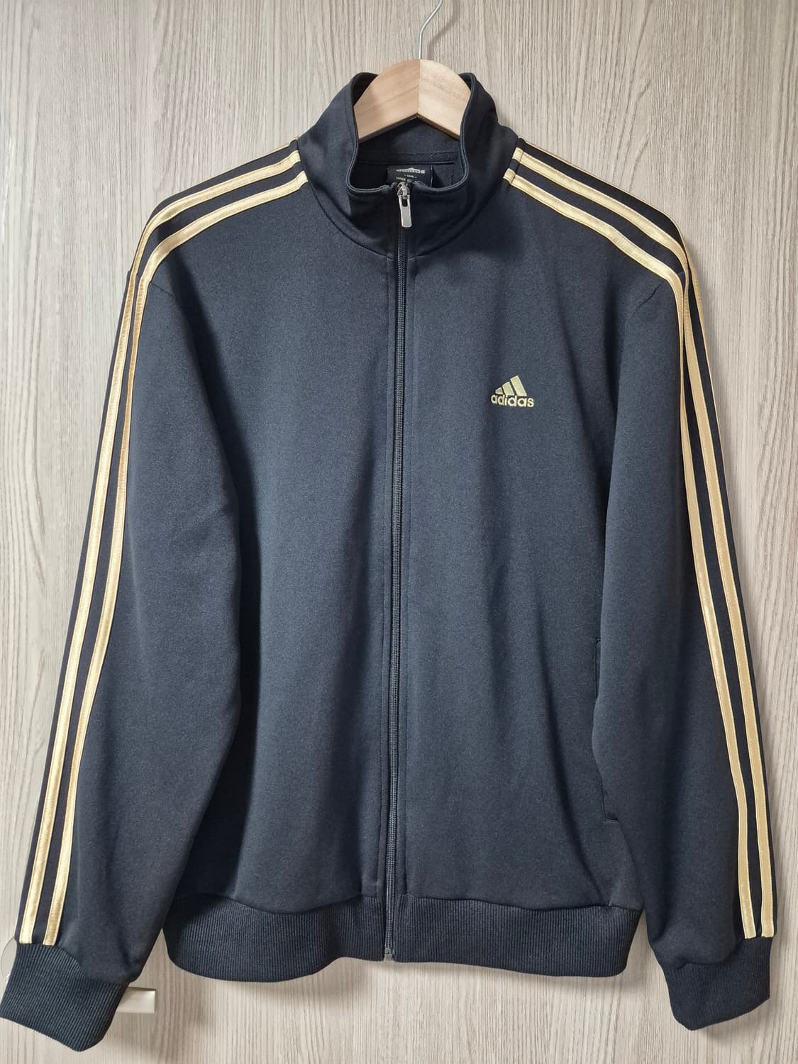 아디다스 트랙탑져지 블랙/골드 검골 105 올드스쿨 상품이미지1