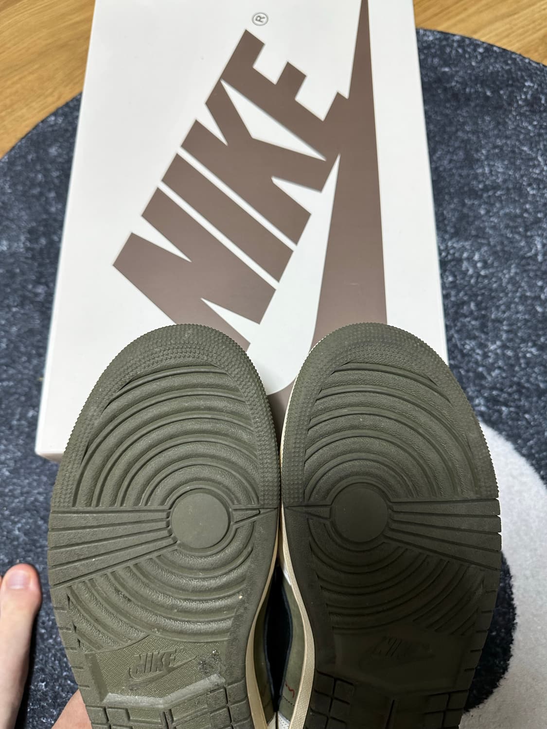 나이키 조던 1 로우 트래비스 스캇 리버스 올리브 285 상품이미지5