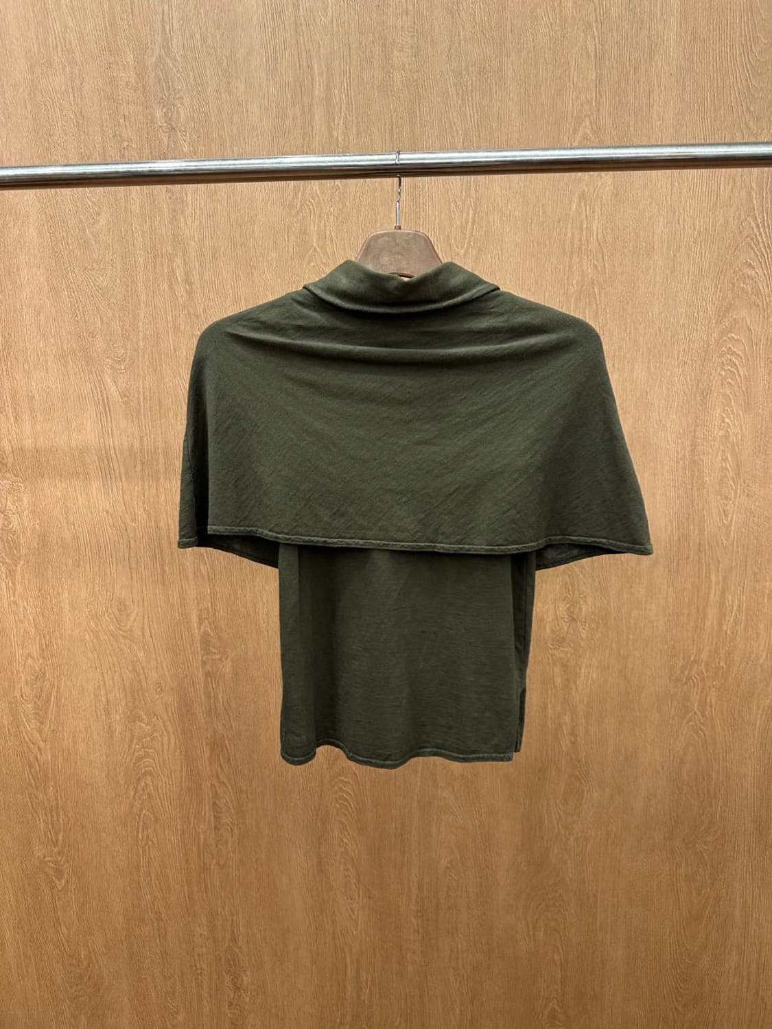 캐피탈 케이프 레이어드 탑 싱글 포켓 사이드 슬릿 디테일 카키 상품이미지3