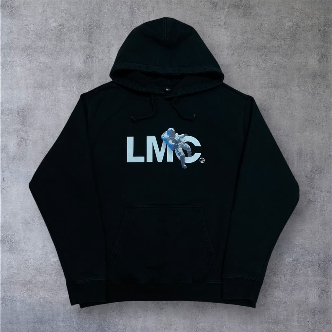 LMC 우주인 그래픽 빅로고 블랙 후드티 상품이미지1