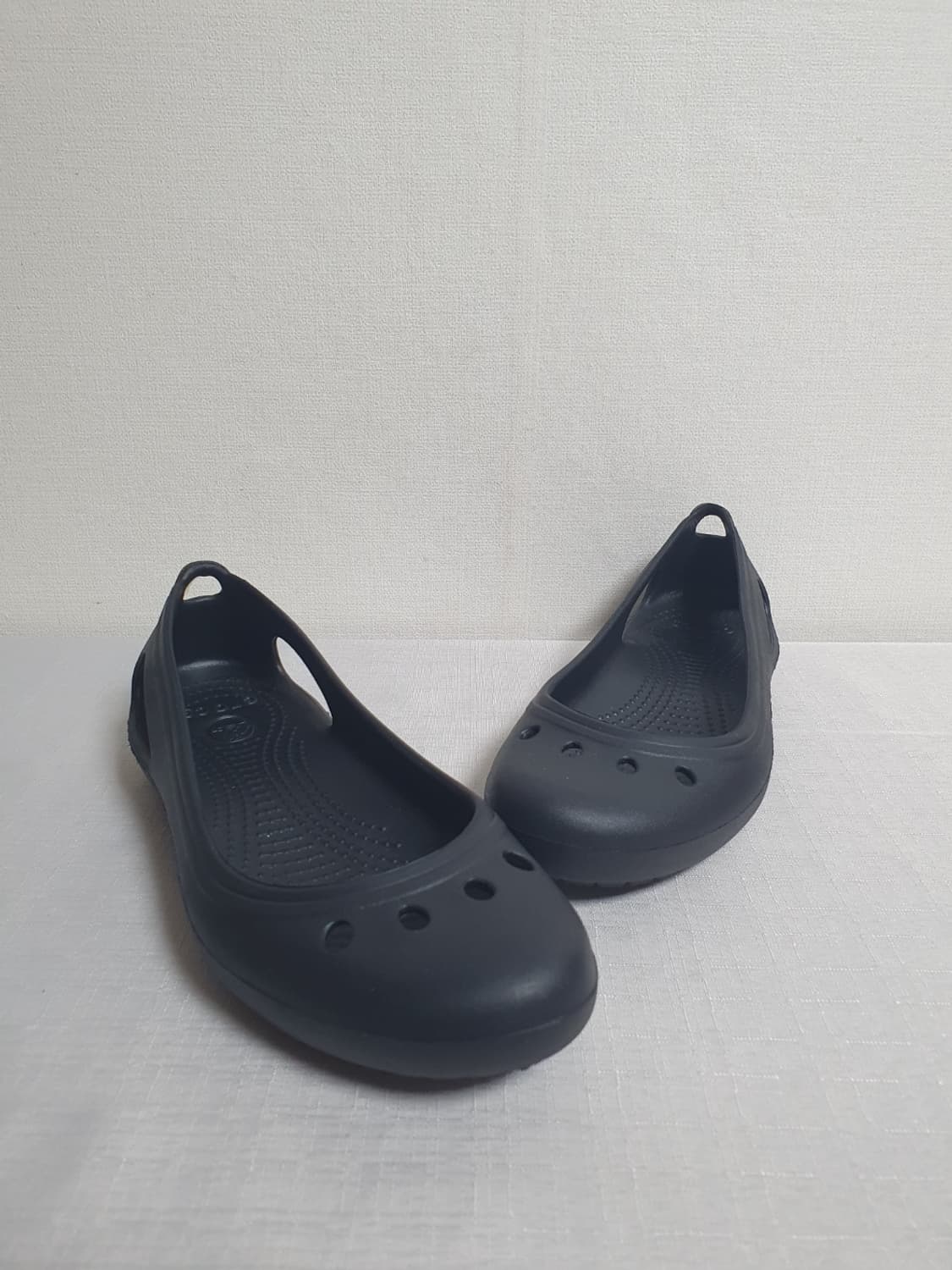 240mm 크록스 카디 플랫 블랙 W7 여성 플랫슈즈 상품이미지1