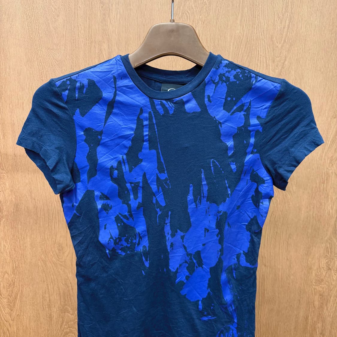 알렉산더 맥퀸 반팔 티셔츠 스플래시 아트 패턴 디테일 슬림핏 네이비 상품이미지4