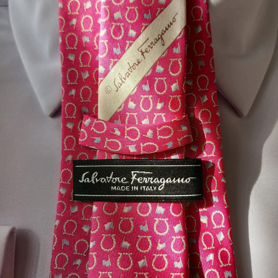 페라가모 실크 핑크 간치니&깃발 넥타이 8.7cm A~B등급 A18832 상품이미지3