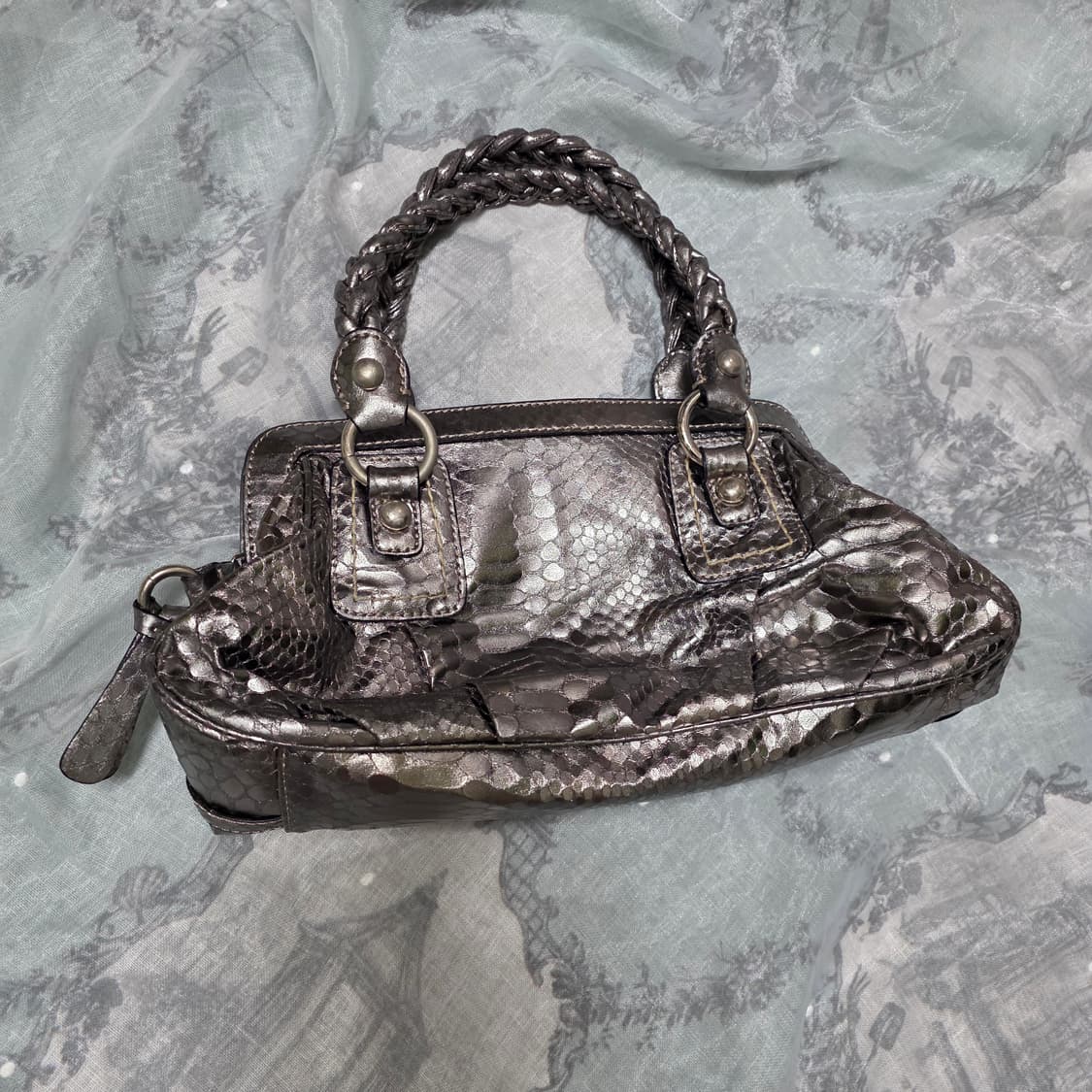 빈티지 Guess 게스 실버 메탈 레더 숄더백 y2k 오네갸루 상품이미지5