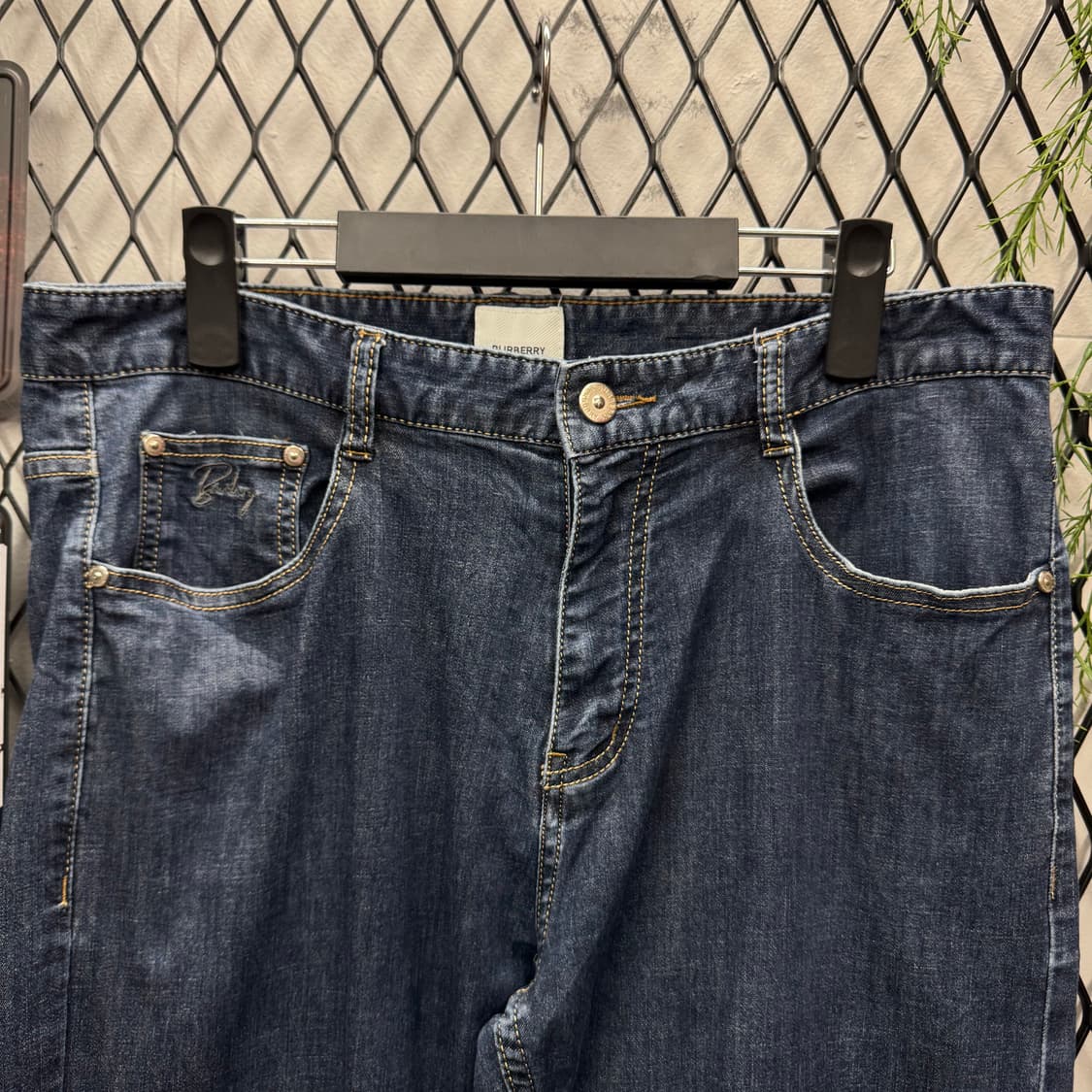 버버리 데님 팬츠 전면 포켓 레터링 로고 포인트 진청 상품이미지3