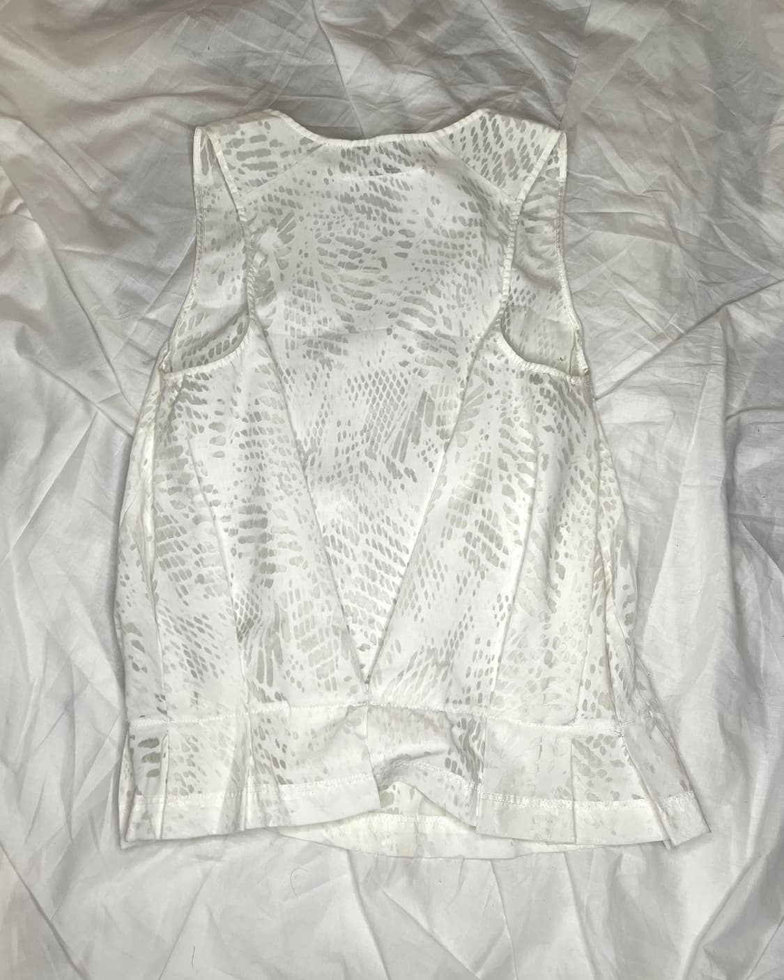 엠엠식스 메종마르지엘라 화이트 스네이크 프린트 슬리브리스 탑 상품이미지2