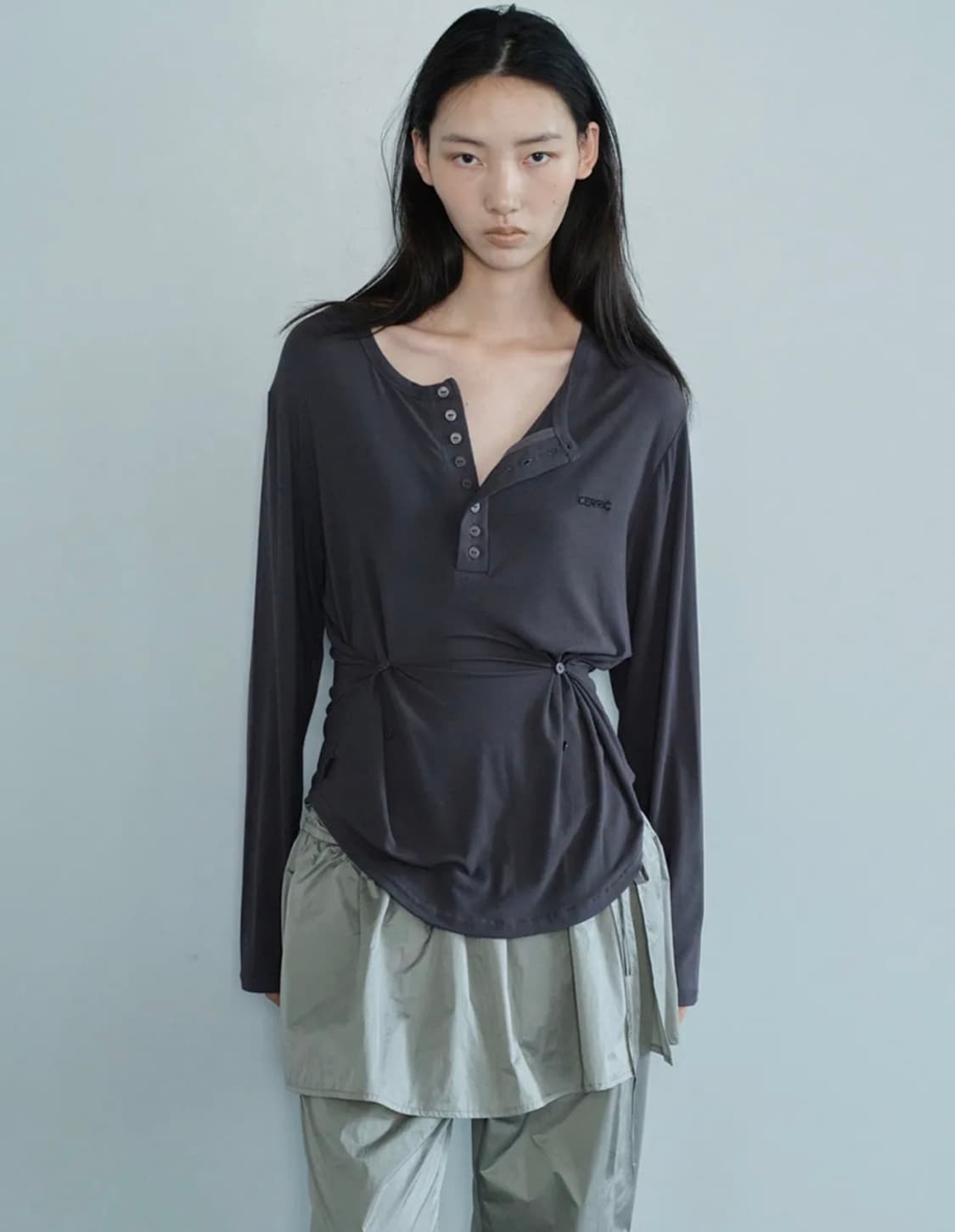 세릭 BUTTON HENLEY NECK TOP / CHARCOAL 상품이미지1