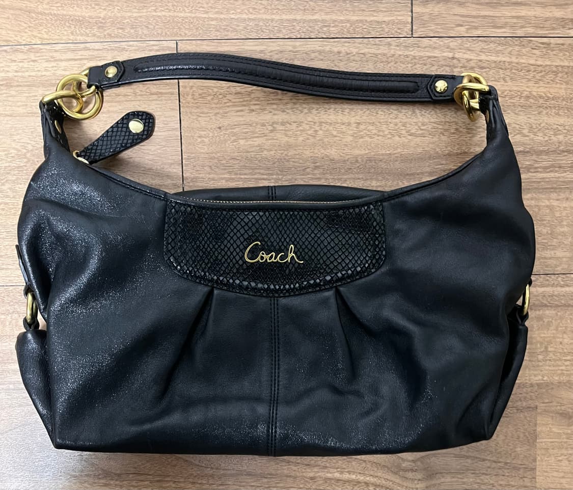 코치 블랙 레더 숄더백 상품이미지1