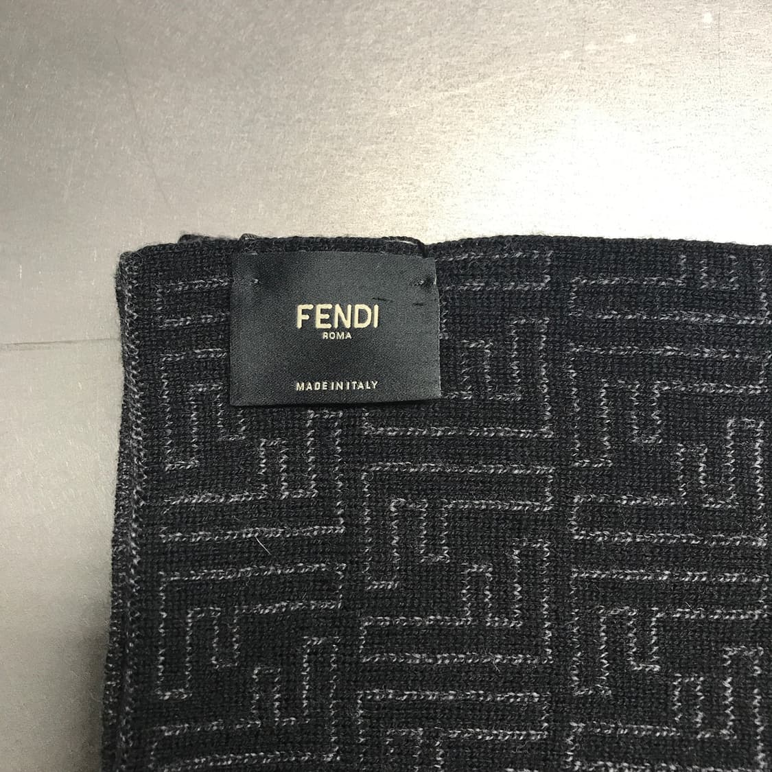 펜디 로고 머플러 블랙 상품이미지4