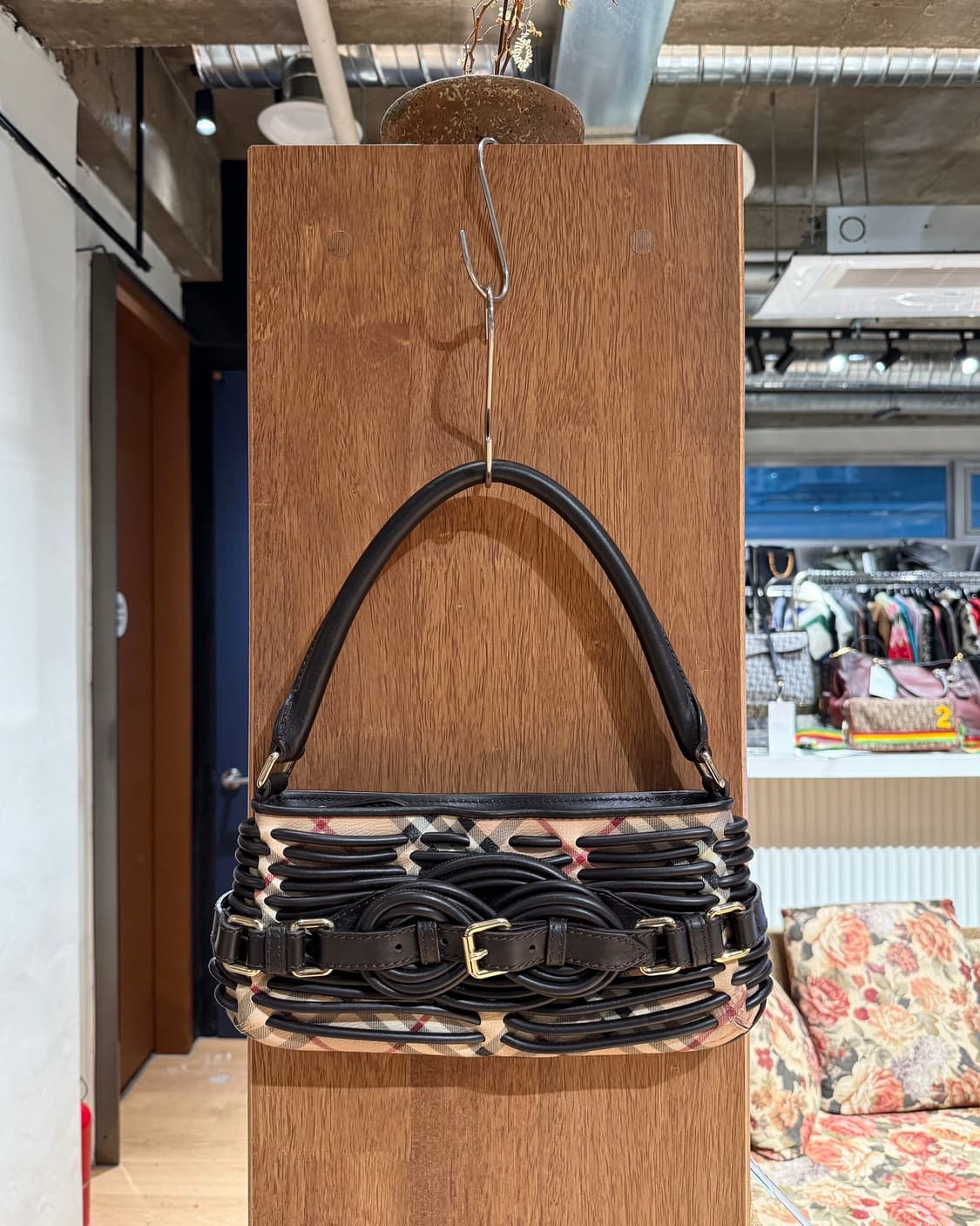 버버리 브라운 하우스 체크 숄더백  상품이미지1