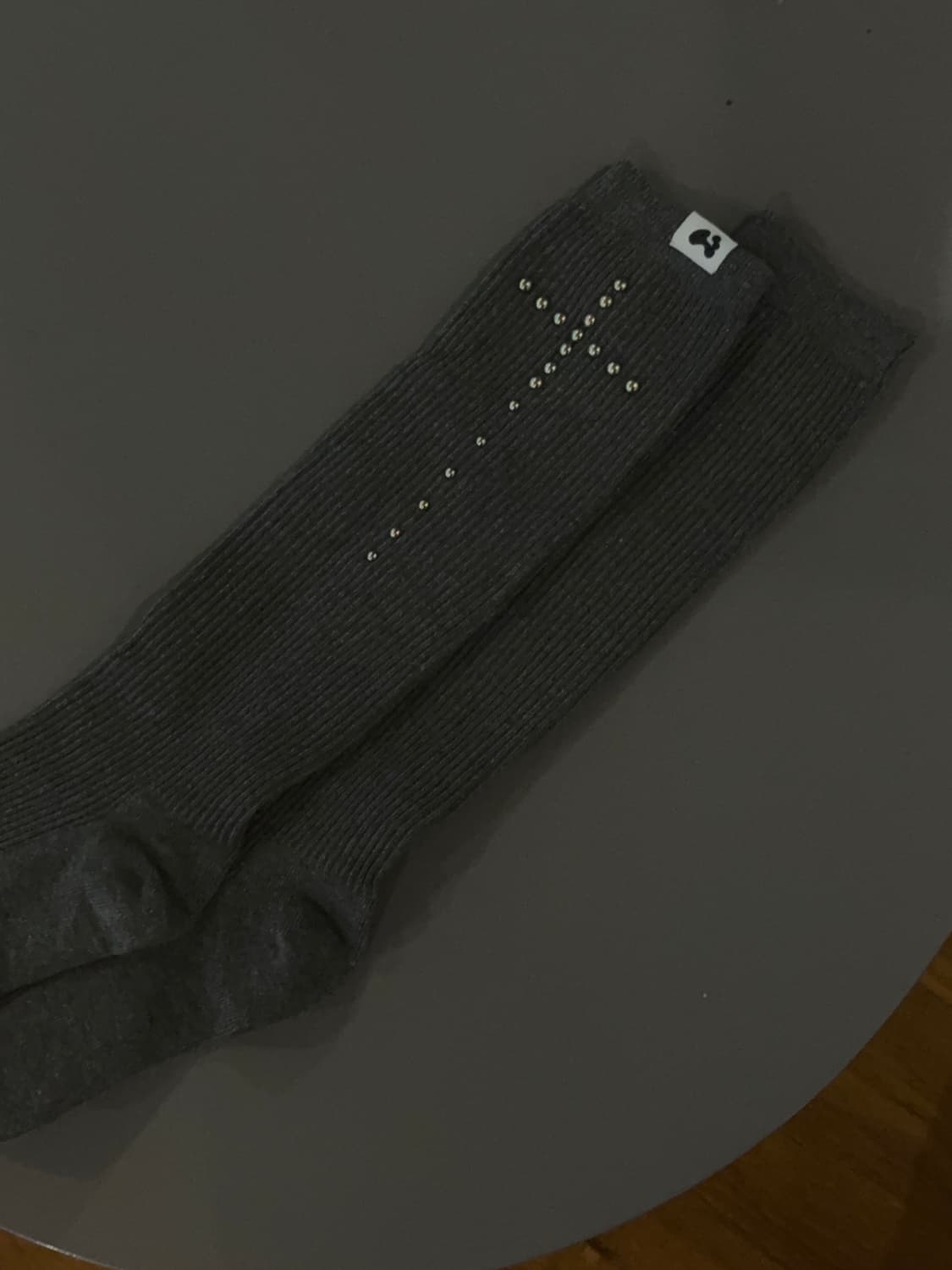 새상품 허그유어스킨 스터드 크로스 삭스 상품이미지2