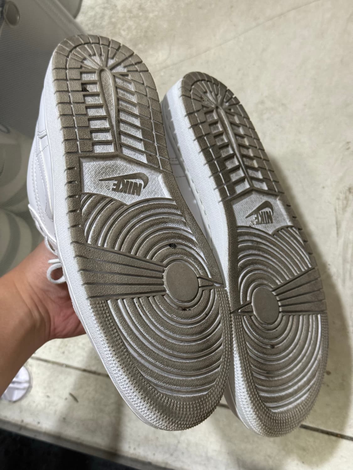 나이키 에어 조던 1 로우 트리플 화이트 275 상품이미지4