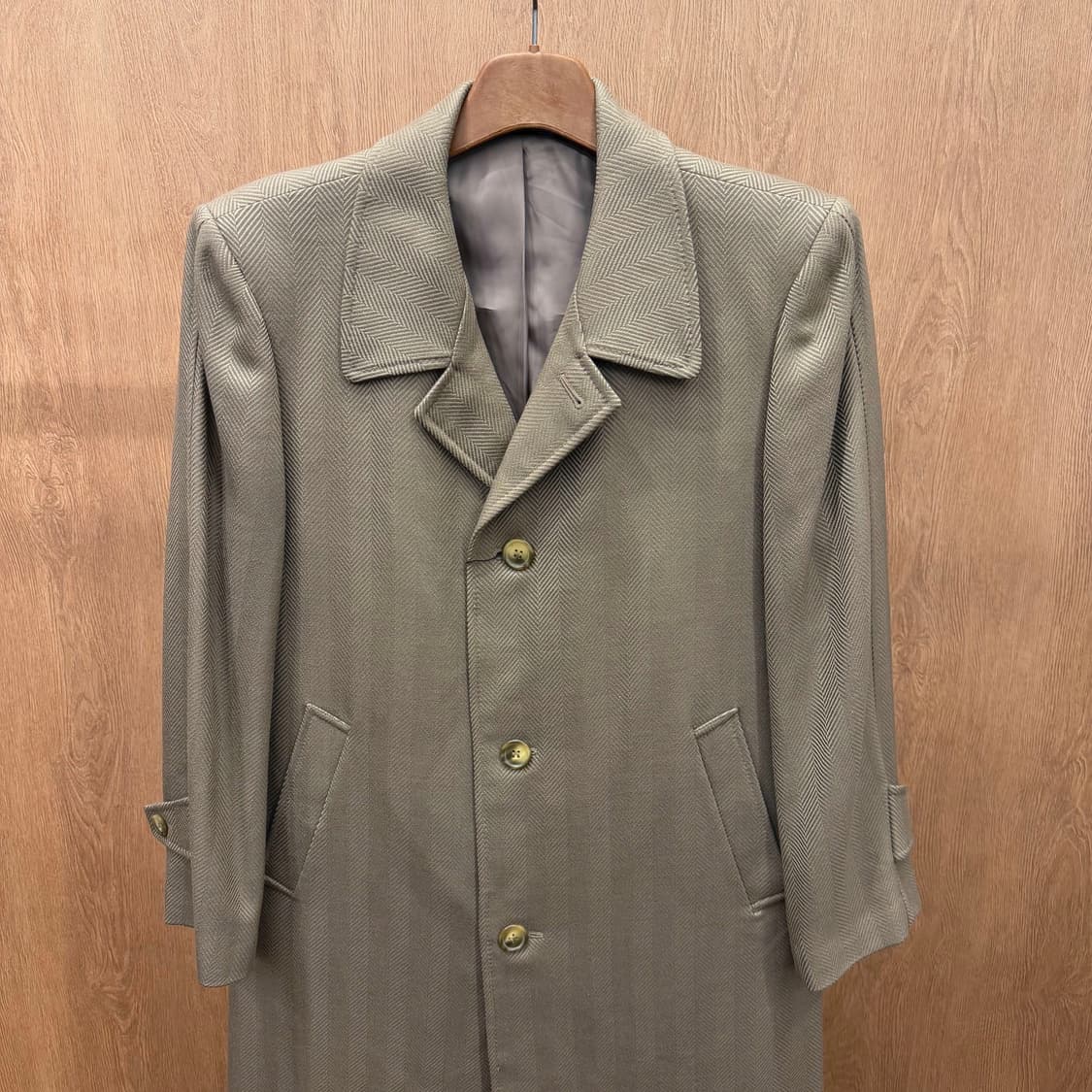 입생로랑 싱글 브레스티드 울 코트 노치드 라펠 헤링본 패턴 디테일 베이지 상품이미지4