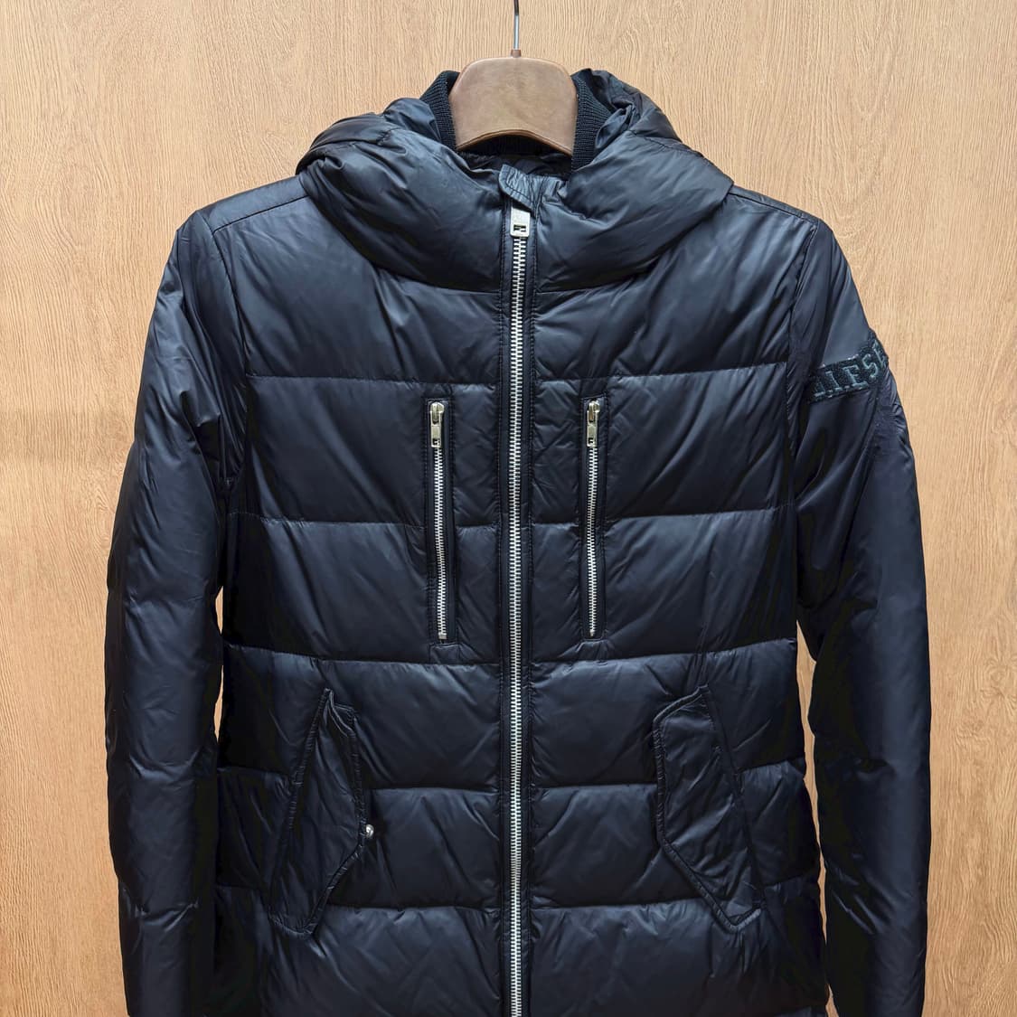 디젤 롱 후드 패딩 지퍼 멀티 포켓 로고 패치 디테일 레귤러핏 블랙 상품이미지4