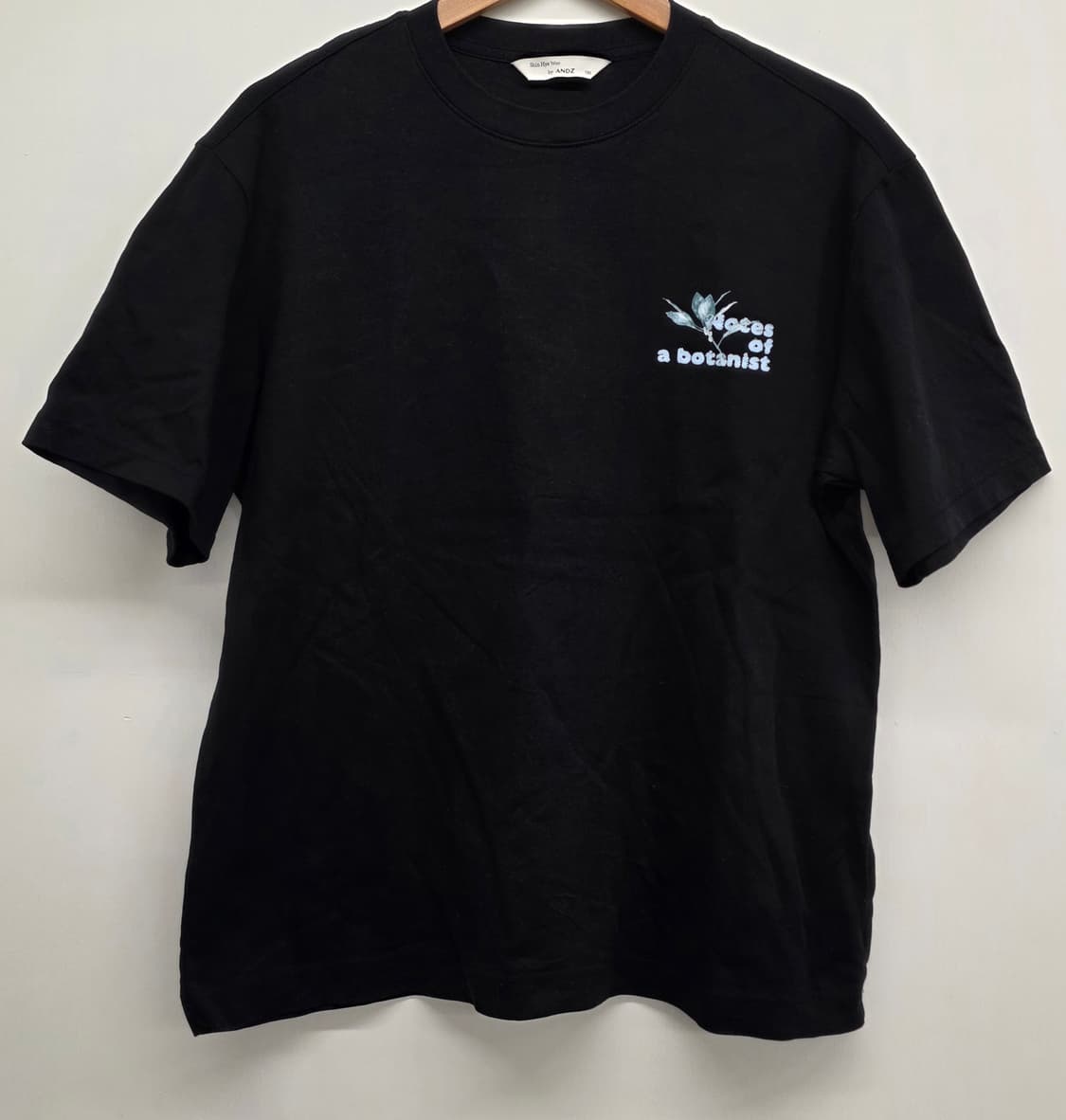 앤드지+신혜우작가 콜라보 그래픽 자수
순면 반팔티.   싸이즈 100 상품이미지1