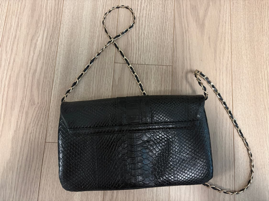 메트로시티 가방 블랙 뱀피 가죽 숄더백 상품이미지2