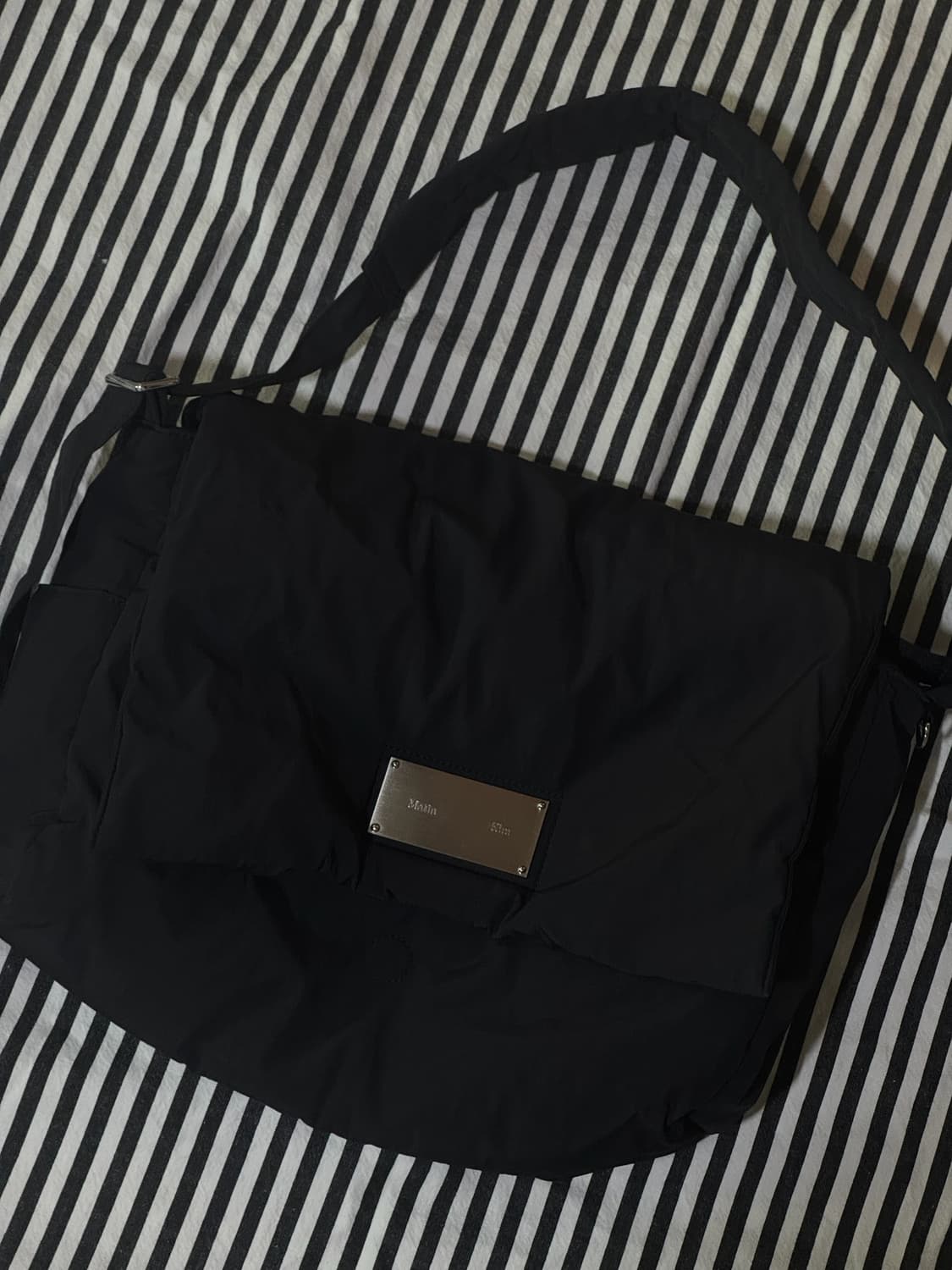 마뗑킴 BIG PADDING MESSENGER BAG IN BLACK 상품이미지1