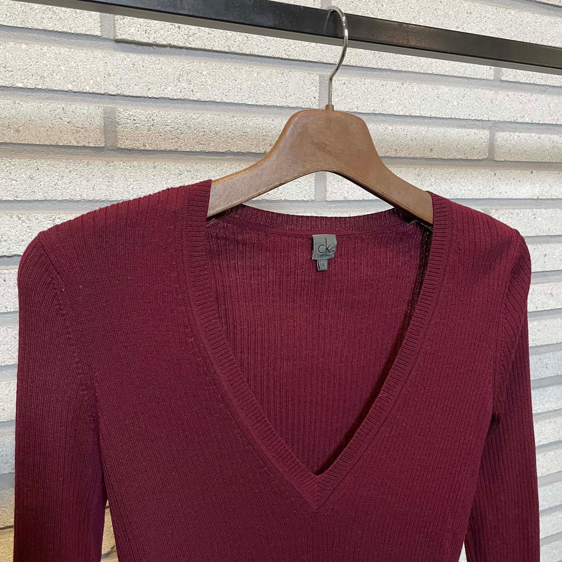 캘빈클라인 울 골지 니트 브이넥 슬림핏 디테일 버건디 와인 상품이미지4