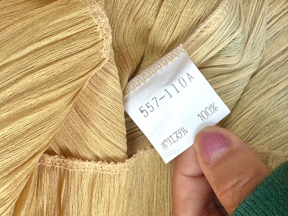 내추럴한 무드, 버석한 질감의 옐로우 플리츠 긴팔 티셔츠 상품이미지3