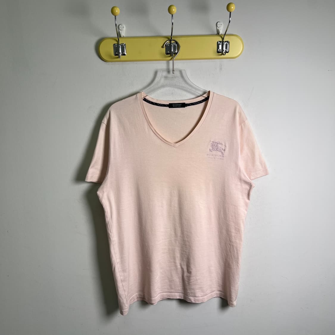 버버리 블랙 라벨 핑크 브이넥 반팔 티셔츠 상품이미지1