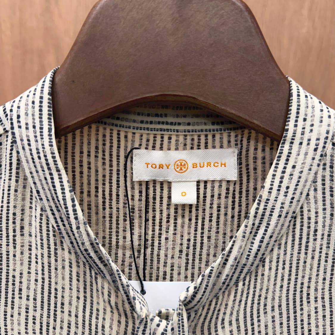 토리버치 블라우스 도트 스트라이프 패턴 프론트 러플 타이 디테일 아이보리 상품이미지7