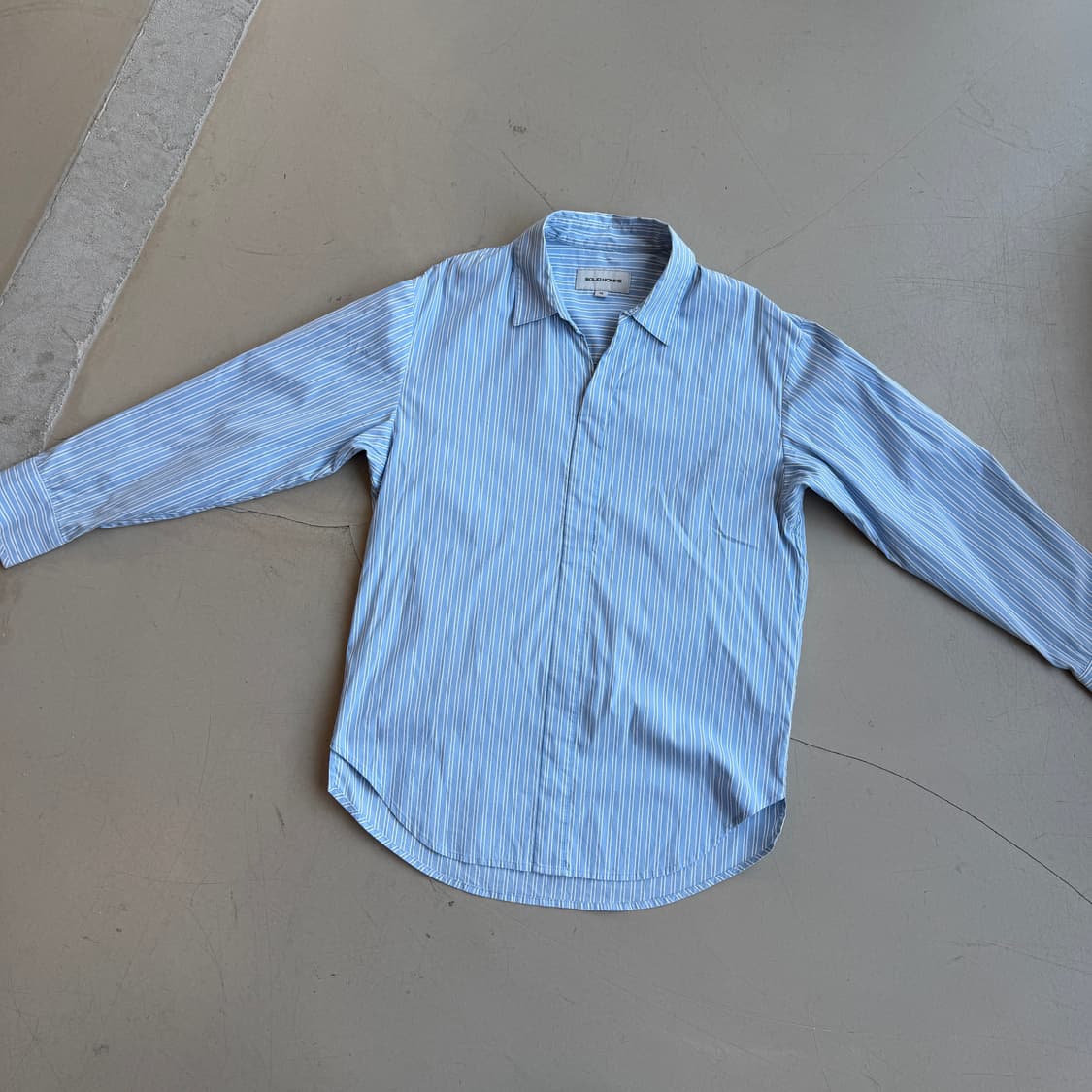 솔리드 옴므 블루 스트라이프 하프버튼 셔츠 상품이미지1