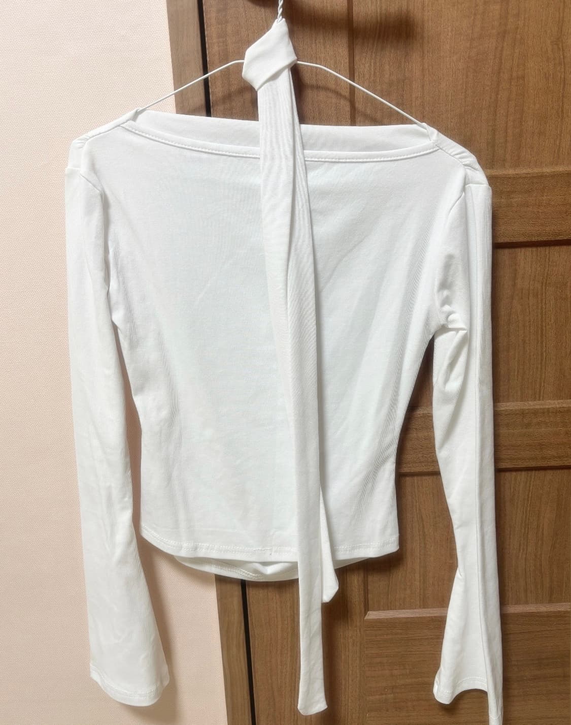 🌸숲의 서사, 고딕 레터링 스트랩 셔링 탑 (White) 상품이미지2