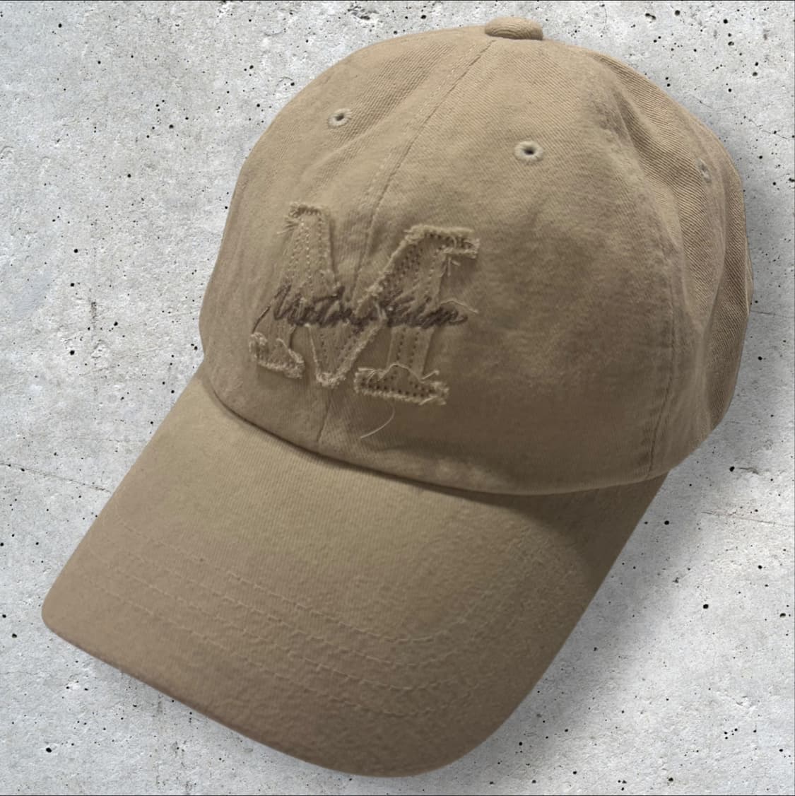 마뗑킴 베이지 M 자수 볼캡 모자 상품이미지1